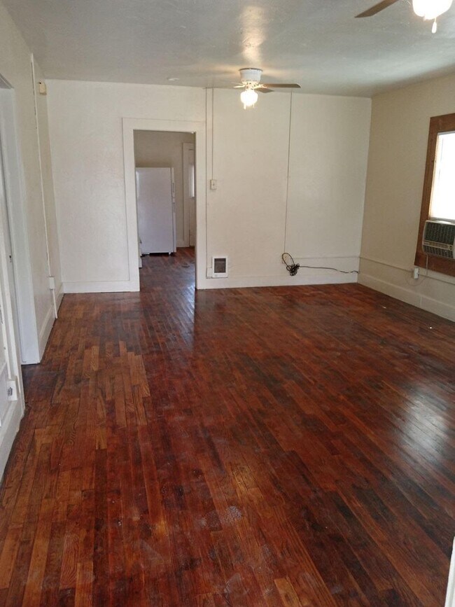 Building Photo - 3 Bed, 1 Bath - Near the University