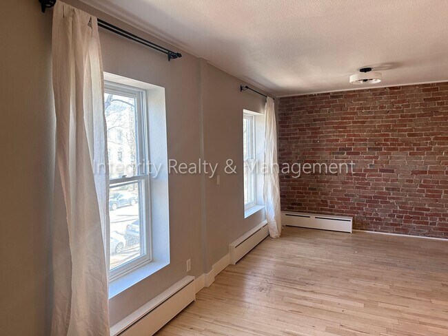 Building Photo - 1 Bed/1 Bath, 942 Sqft - 1123 N Sherman St...