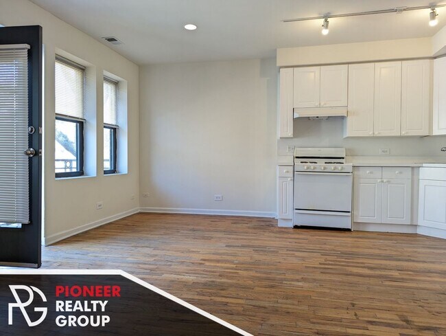 Building Photo - 917 W Dakin St
