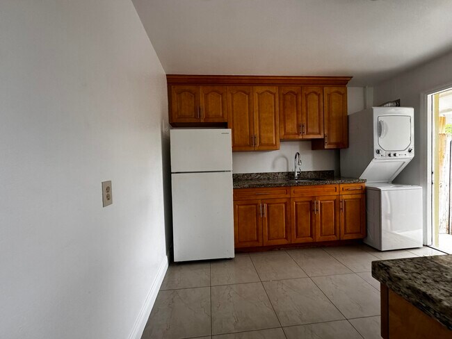 Foto del edificio - 1221 N J St