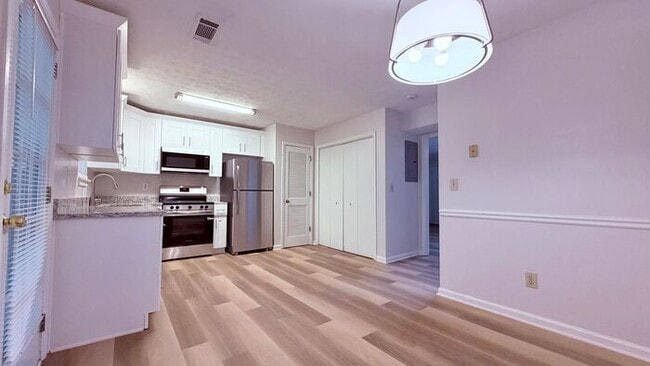 Building Photo - Snellville 2 Bed-2.5 Bath Townhouse, BRAND NEW KITCHEN and Flooring, End Unit