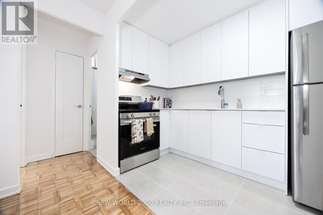 Building Photo - 101 Roehampton Ave