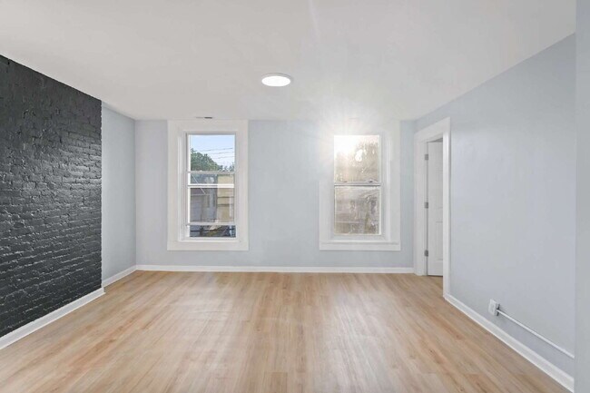 Foto del edificio - "Spacious 3-Bedroom Retreat at 57 1/2 Sara...