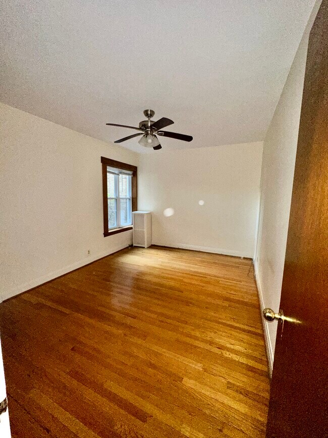 Bedroom - 6631 N Glenwood Ave