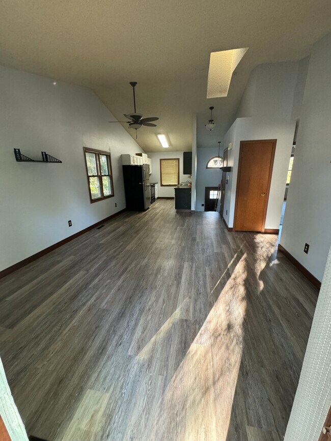 Building Photo - 2115 Plaen View Dr