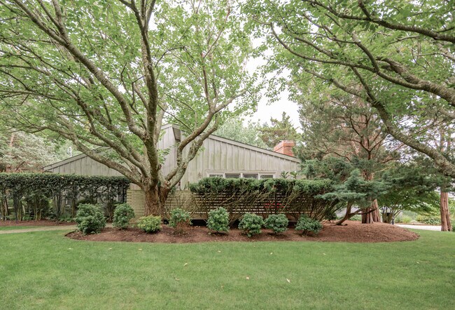 Building Photo - 300 Kings Point Rd
