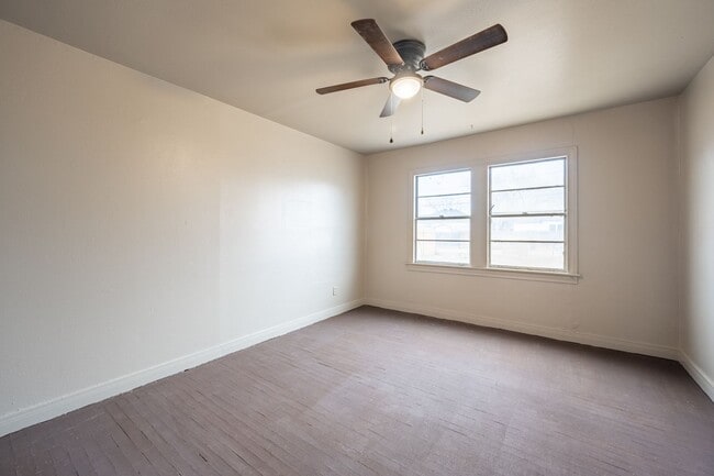 Building Photo - 927 S Bryan St