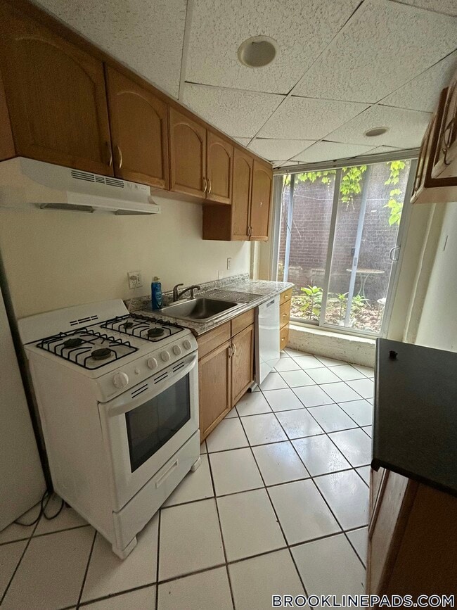 Building Photo - 352 Riverway