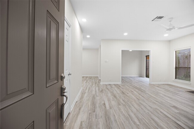 Foto del edificio - 2668 Bering Dr