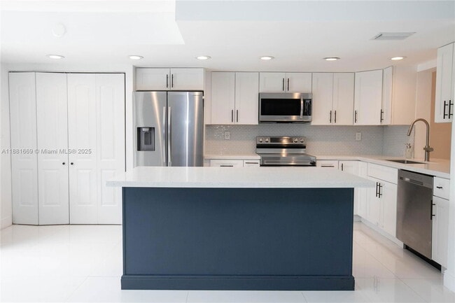 Foto del edificio - 2714 NE 8th St