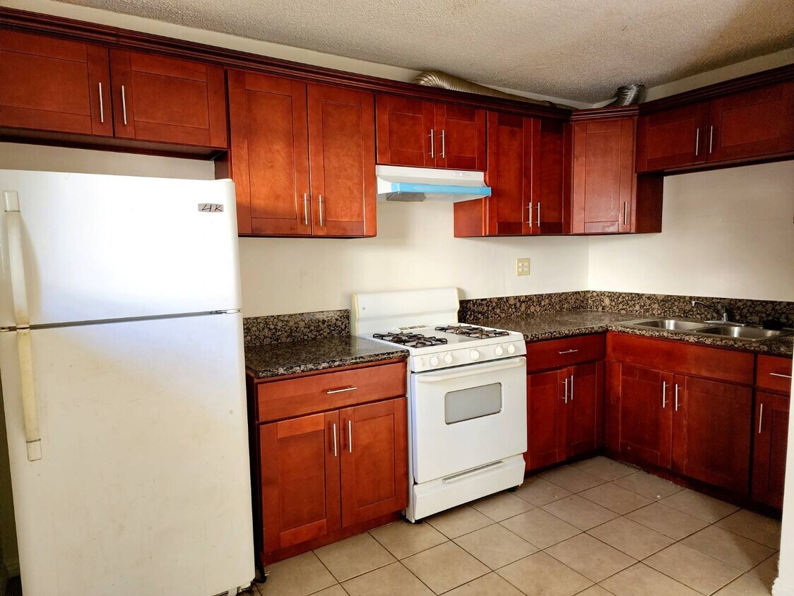 Foto del edificio - 1555 Artesia Blvd