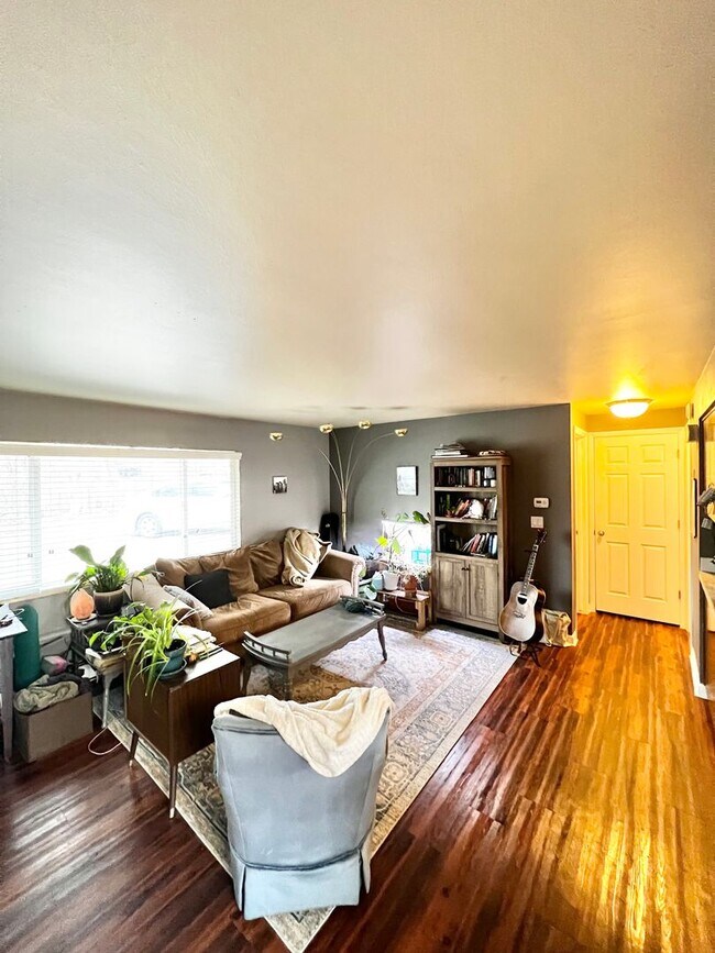 Building Photo - Locust312 (CW-KS)