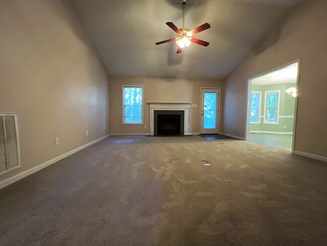 Foto del edificio - Spacious 3 Bedroom Ranch w/ Bonus Room cen...