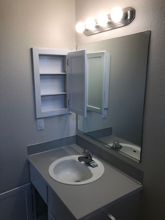 Building Photo - Nice 2 Beds/ 2 Bath Condo in Woondinville!