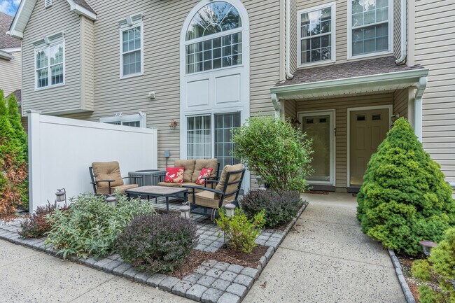 Foto del edificio - 51 Phoenix Ct