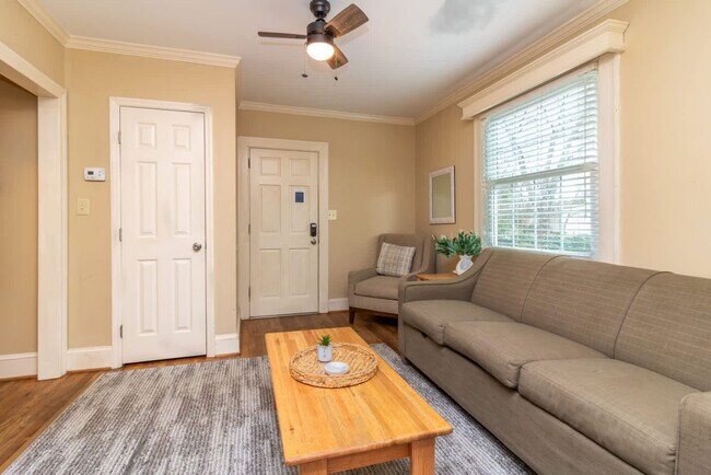 Building Photo - 1416 S Dixon Dr