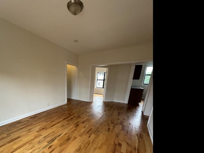Building Photo - 3 bedroom in Chicago IL 60613