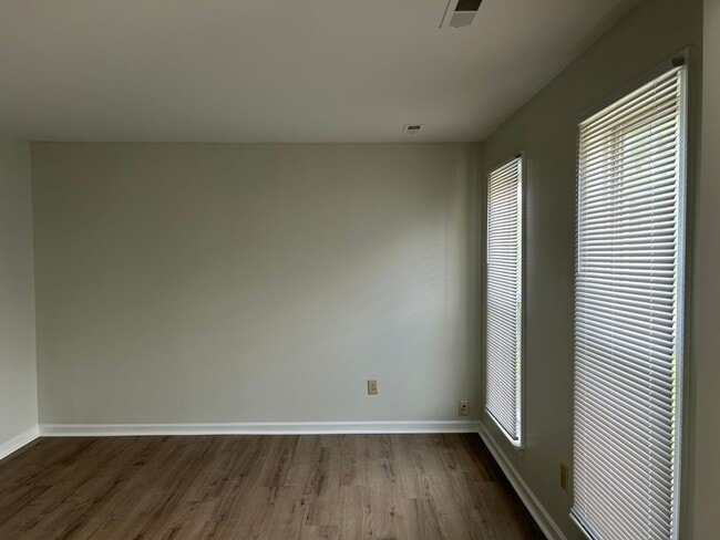 Building Photo - Charming Colonial in Bermuda Orchard subdi...