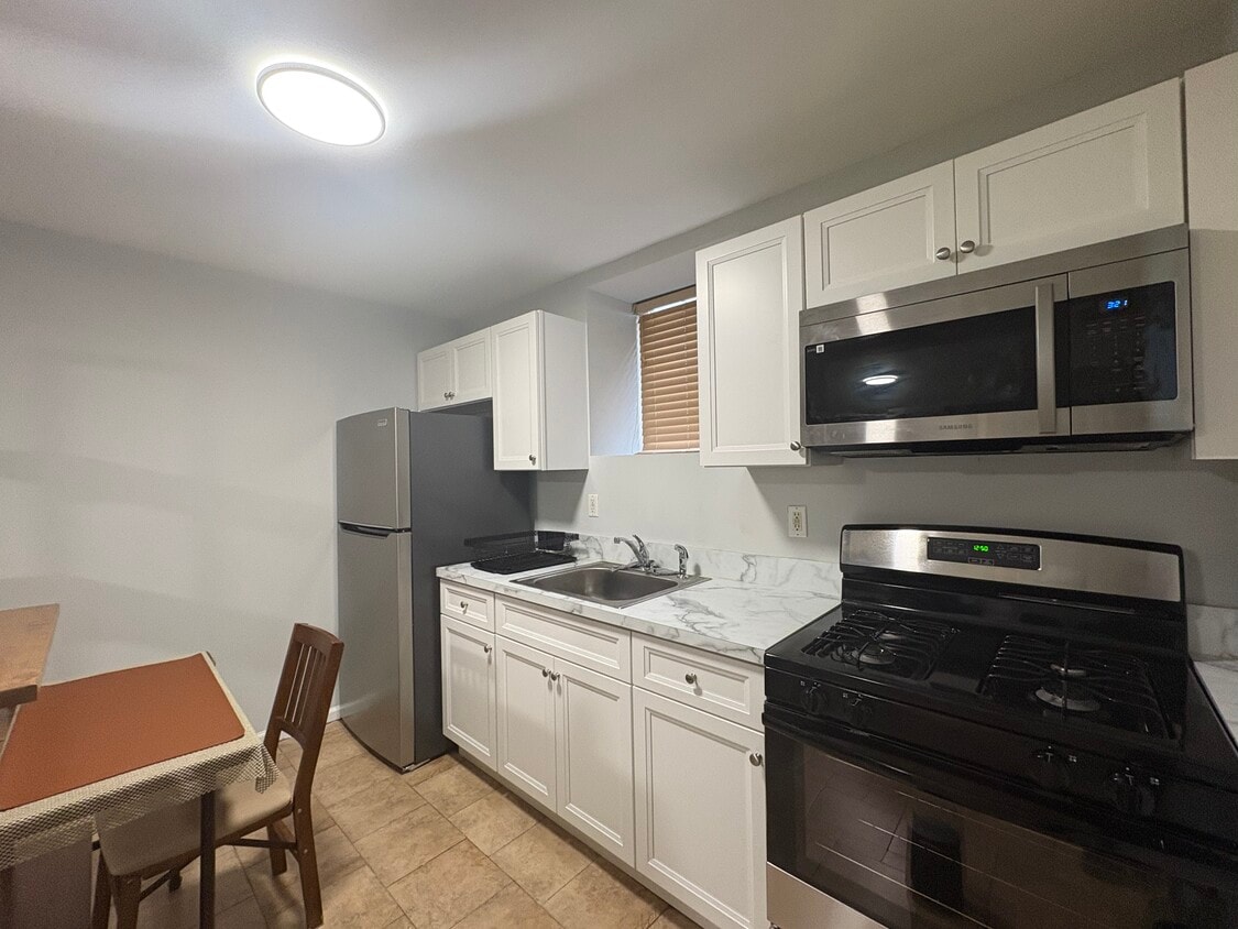 Foto principal - 273 Eltingville Blvd