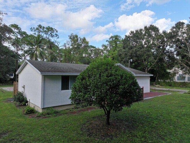 Foto del edificio - 13837-13858 58th Ct N