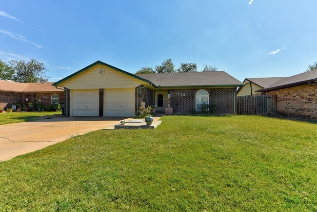 Foto del edificio - Charming 4-Bedroom Home with Modern Update...