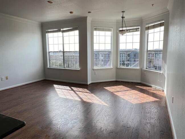 Building Photo - 7575 Kirby Dr