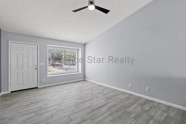 Foto del edificio - 8520 W Palm Ln