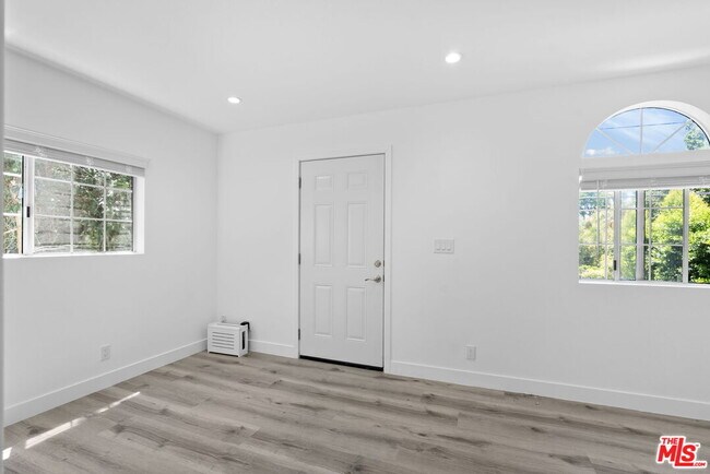 Foto del edificio - 5543 Fallbrook Ave