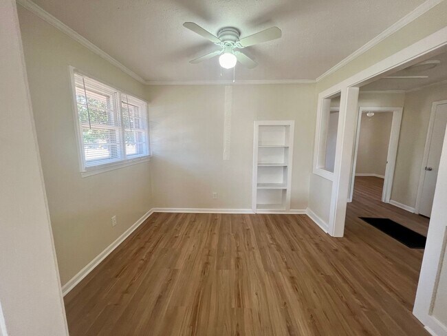 Building Photo - Two bedroom, 1 bath house in Burlington