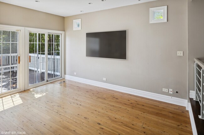 Building Photo - 882 Willow Rd