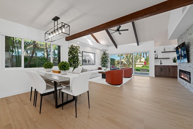 Foto del edificio - 352 Forest Hills Dr