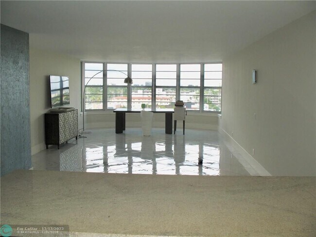 Building Photo - 3051 NE 48th St