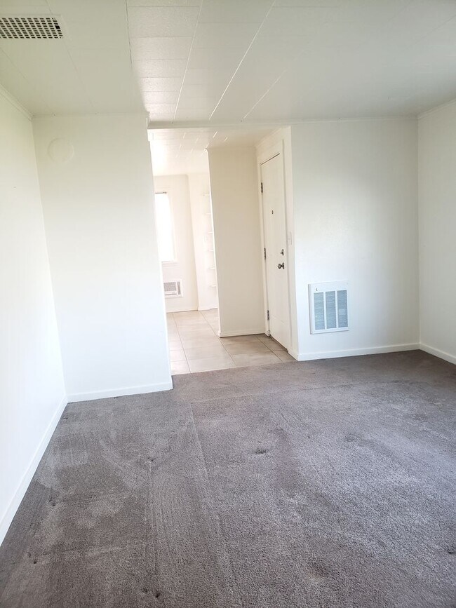 Foto del edificio - 2+ Bedroom, 2 bathroom Charming Home Avail...