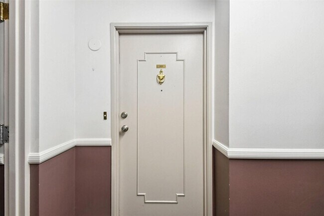 Foto del edificio - (55+) Newly Renovated 2br Condo in the Hea...