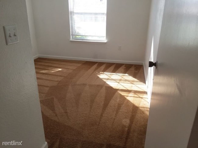 Building Photo - 3 br, 2 bath Apartment - 109 Oakbrook Dr.