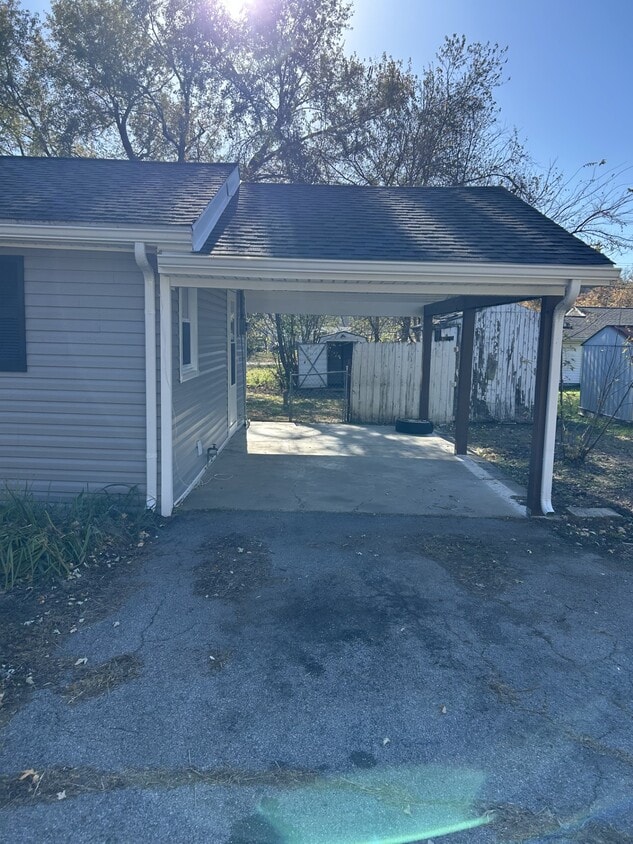 Building Photo - 604 Sanderson Dr