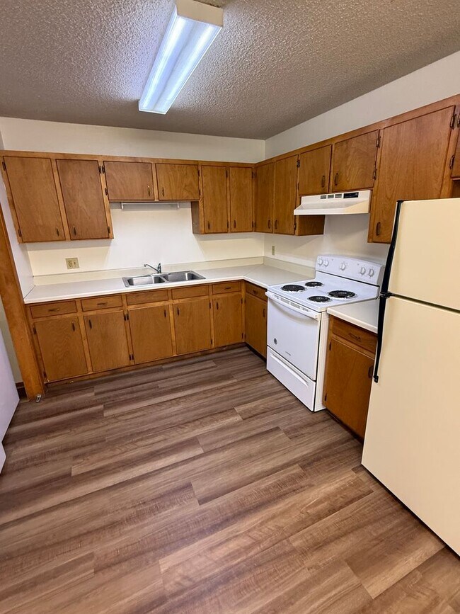 Building Photo - TRIPLE C - 913