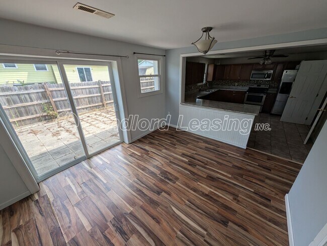Foto del edificio - Charming 3-Bedroom Corner Lot Home in Shef...