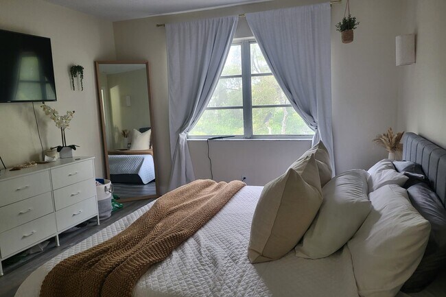 Foto del edificio - 1400 NE 57th St