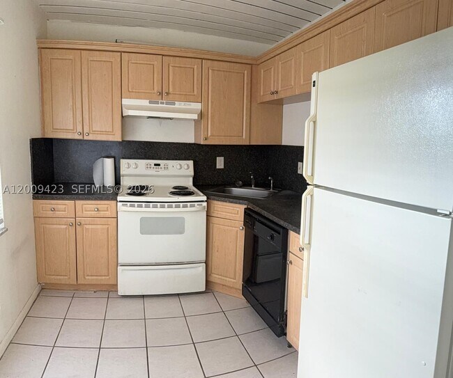 Building Photo - 3774 Inverrary Dr