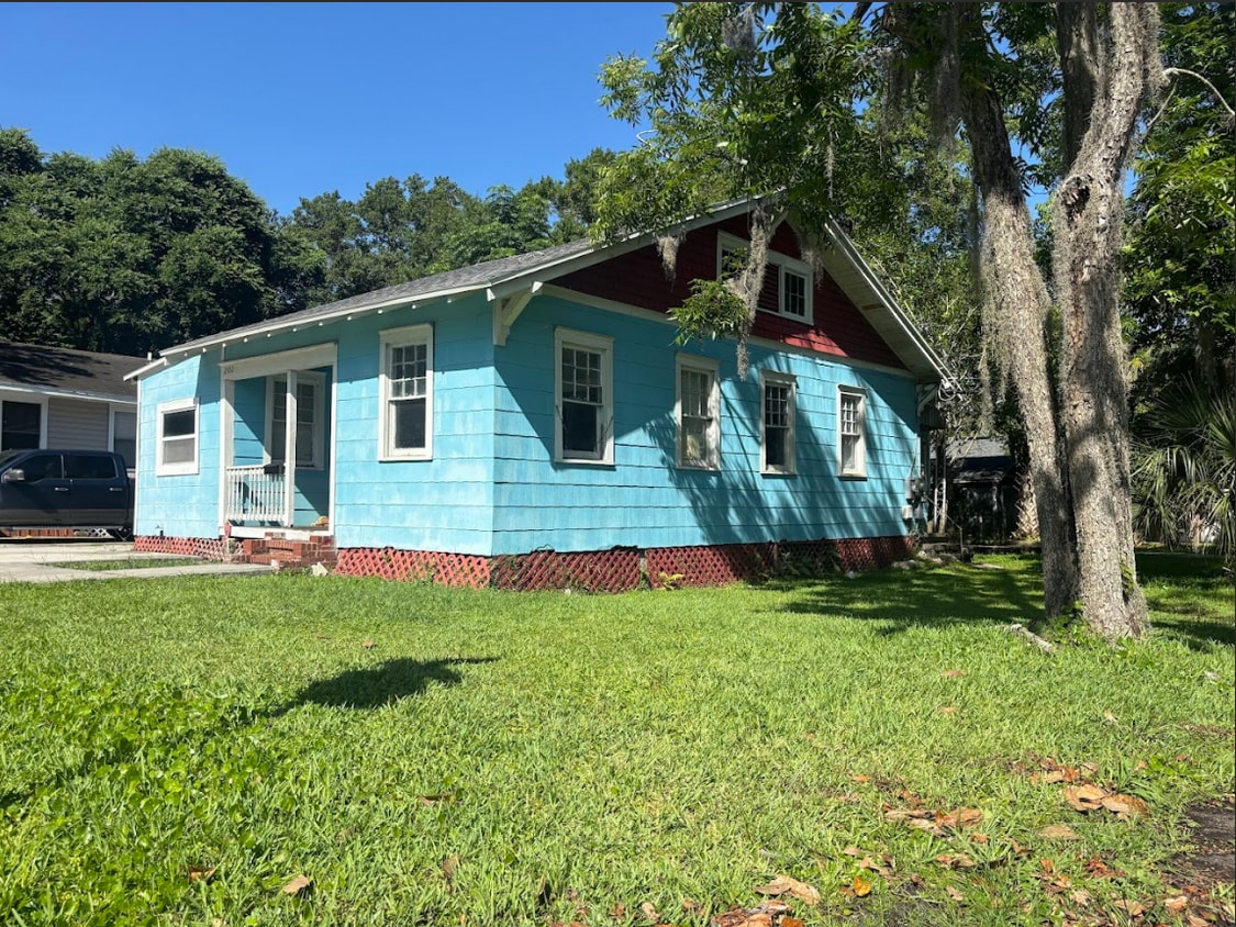 Building Photo - 2102 Flesher Ave