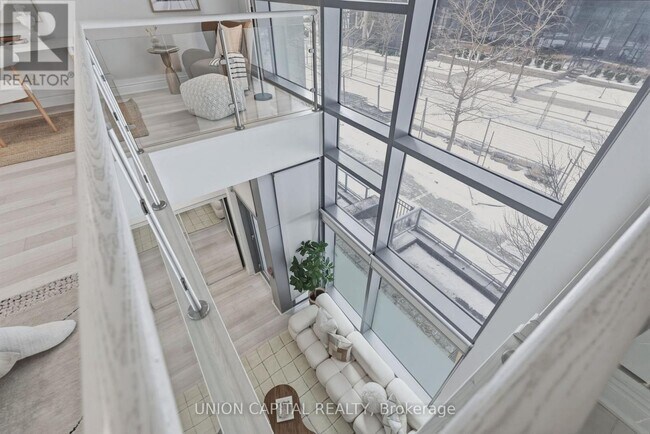 Photo du bâtiment - 80 Marine Parade Dr