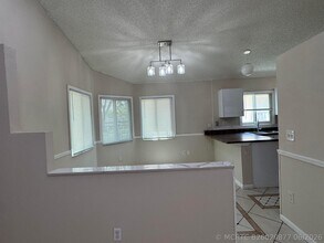 Building Photo - 1038 W Jasmine Ln