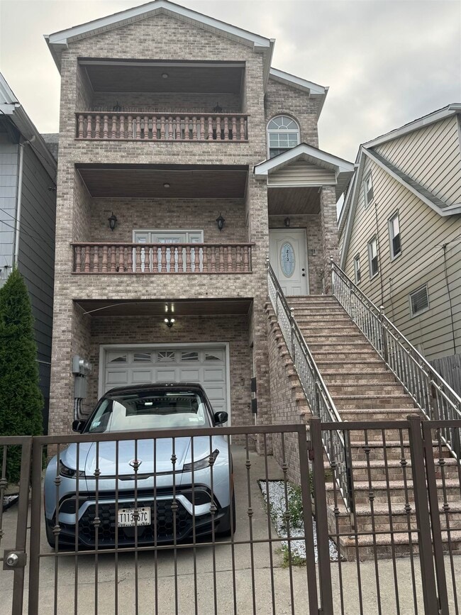 Building Photo - 213 Claremont Ave