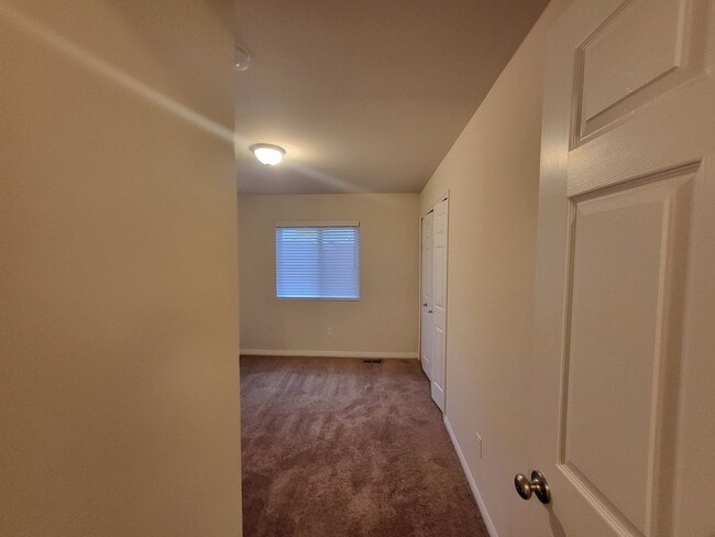 Building Photo - Spacious 4-Bedroom, 2.5-Bath Home Near Dow...