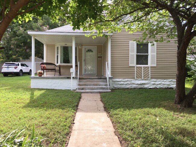 Building Photo - 3 Bedrooms 3 Full Baths!  $995!!!