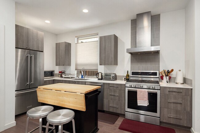 Building Photo - North Beacon Hill Townhome Living!