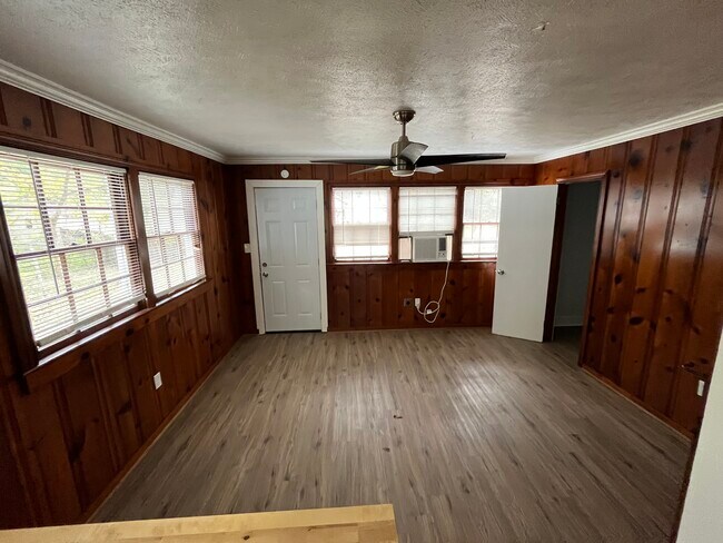 Foto del edificio - 521 Launcelot Rd