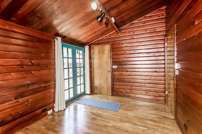 Foto del edificio - Charming Enatai Craftsman Near Lake Washington – 3BR/2BA- AVAILABLE NOW!