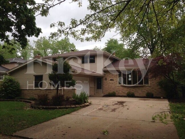 Foto del edificio - 817 Rose Ln